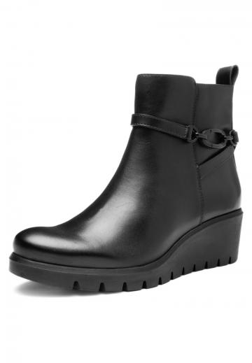 Сапожки на танкетке