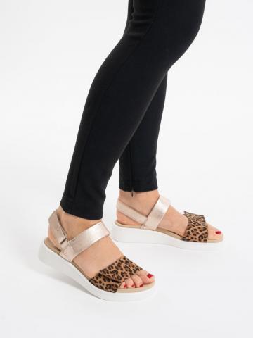 Босоножки на танкетке