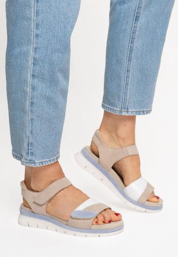 Босоножки на танкетке