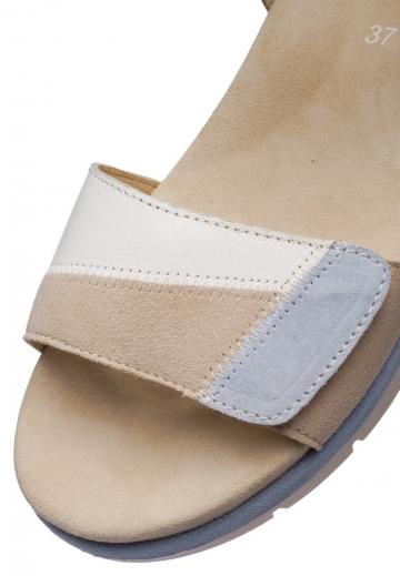 Босоножки на танкетке