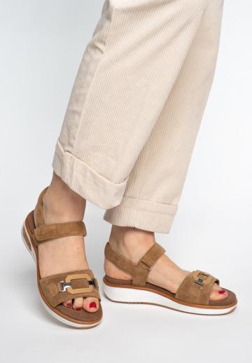 Босоножки на танкетке