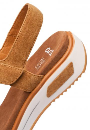 Босоножки на танкетке