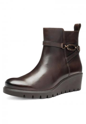 Сапожки на танкетке