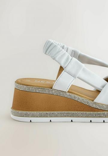 Босоножки на танкетке