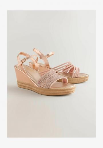 Босоножки на танкетке