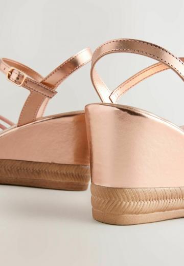 Босоножки на танкетке