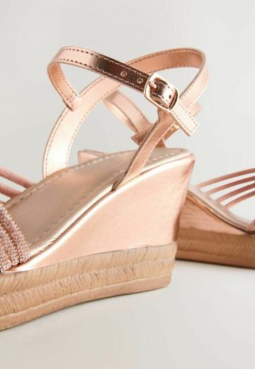 Босоножки на танкетке