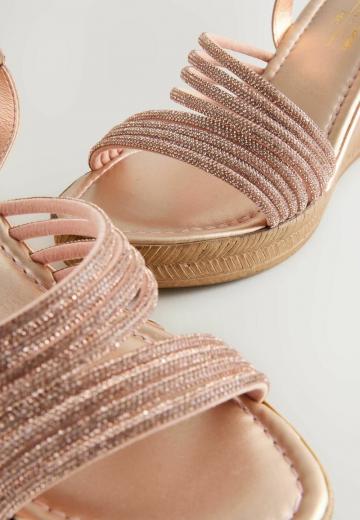 Босоножки на танкетке