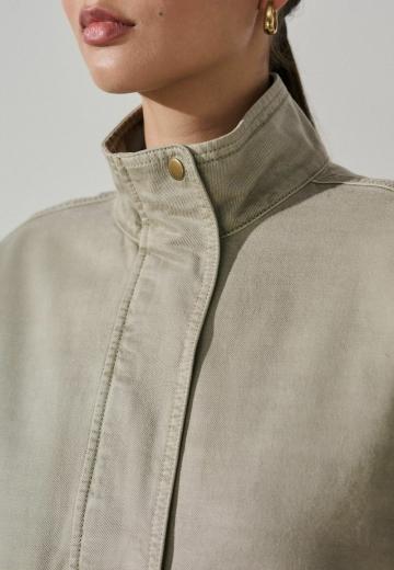 Куртка с накладнымит карманами