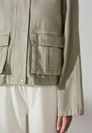 Куртка с накладнымит карманами