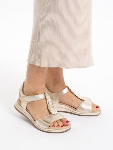 Босоножки на танкетке