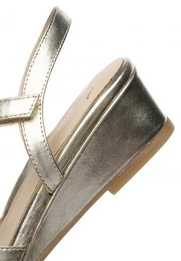 Босоножки на танкетке