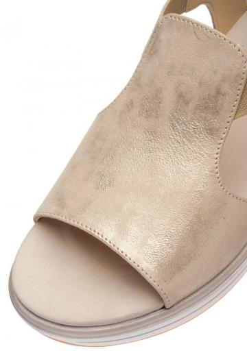 Босоножки на танкетке