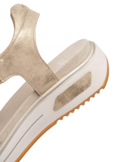 Босоножки на танкетке