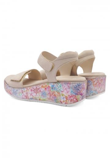 Босоножки на танкетке