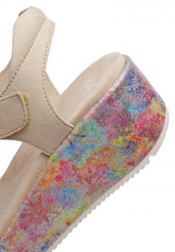 Босоножки на танкетке