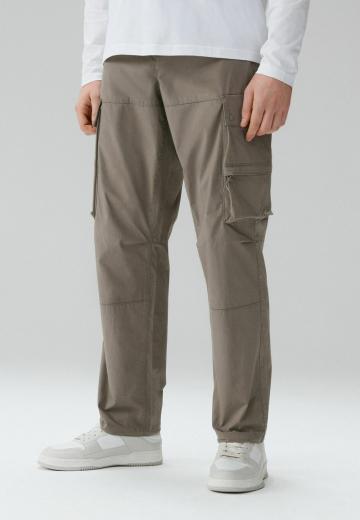 Брюки с накладными карманами