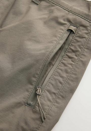 Брюки с накладными карманами