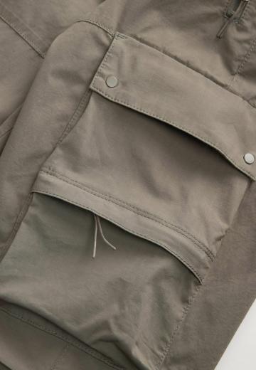 Брюки с накладными карманами