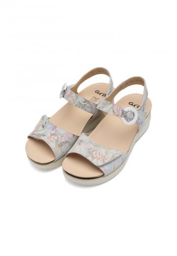 Босоножки на танкетке