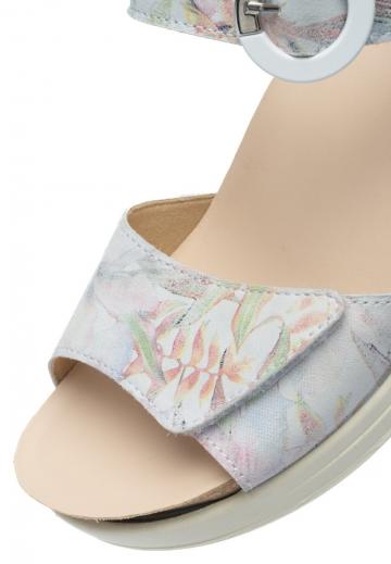 Босоножки на танкетке