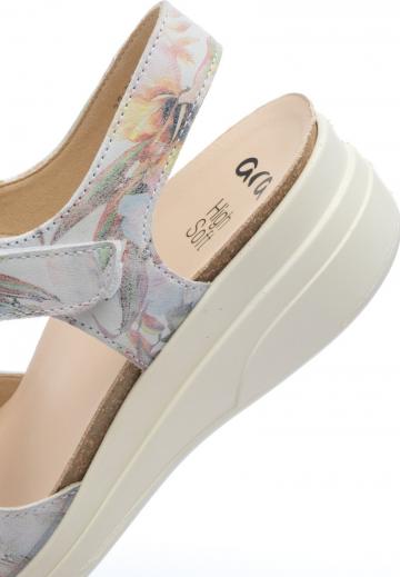 Босоножки на танкетке