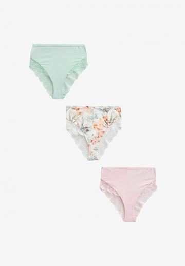 Трусы на бедрах