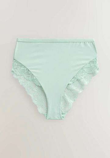 Трусы на бедрах