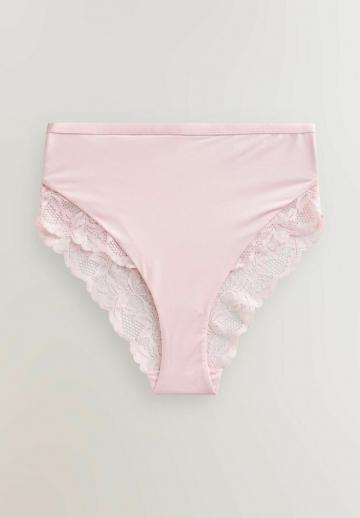 Трусы на бедрах