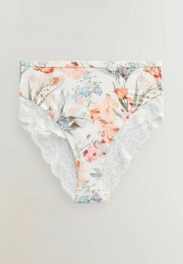 Трусы на бедрах