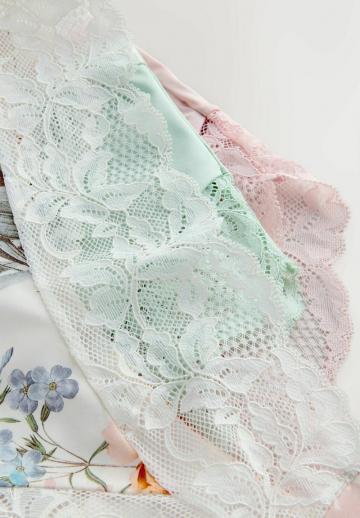 Трусы на бедрах