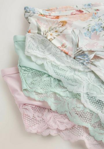 Трусы на бедрах