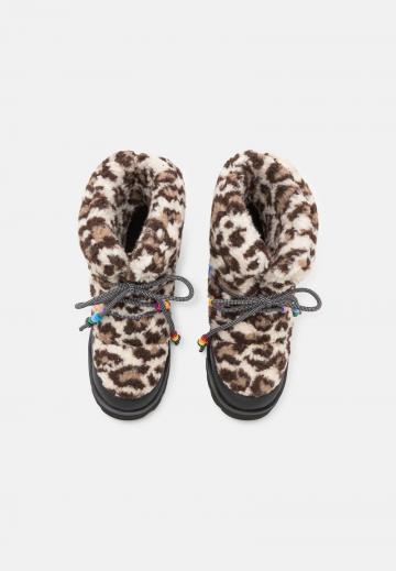 Ботинки на шнуровке