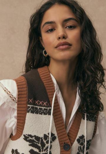 Вязаный жилет