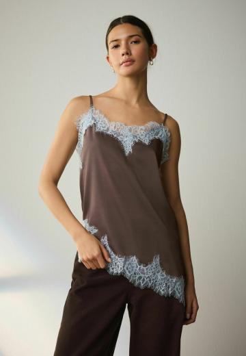 Топ на бретельках