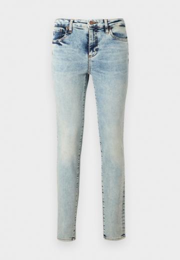 Узкие джинсы
