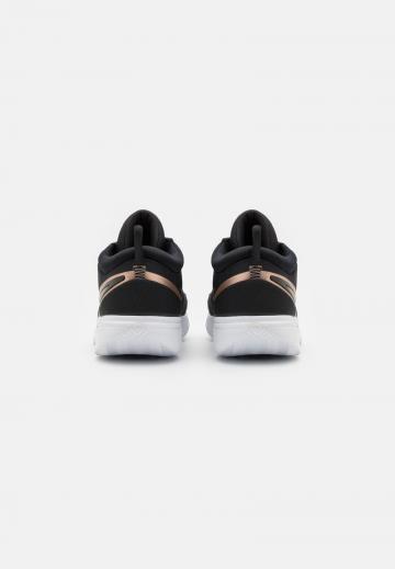 Теннисные кроссовки