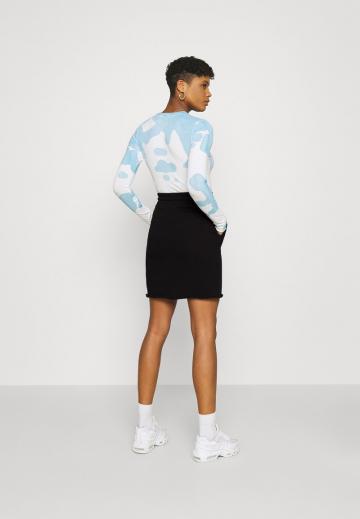 Юбка с накладными карманами