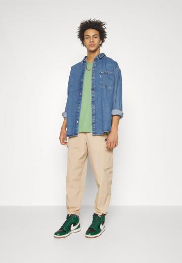 Брюки с накладными карманами