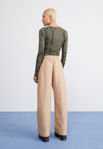 Брюки с накладными карманами