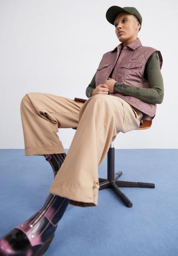 Брюки с накладными карманами