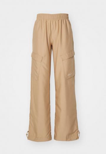 Брюки с накладными карманами