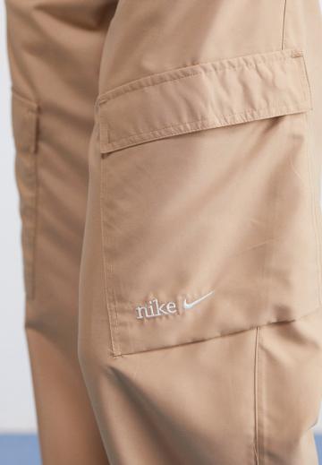 Брюки с накладными карманами