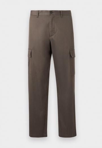 Брюки с накладными карманами