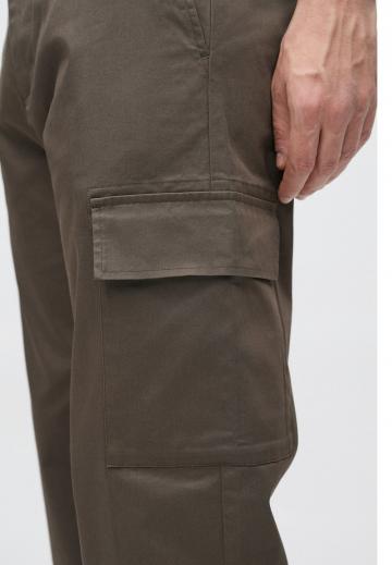 Брюки с накладными карманами