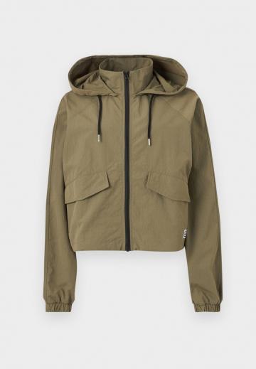 Куртка с накладнымит карманами