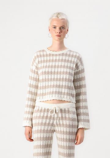 Пуловер в полоску