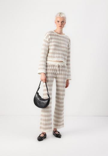 Пуловер в полоску