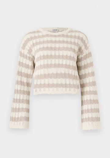 Пуловер в полоску