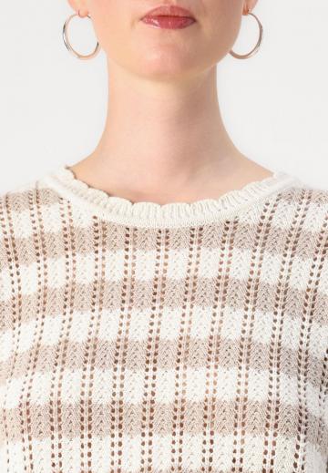 Пуловер в полоску